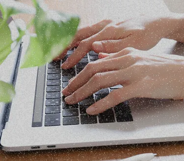 キーボードを操作する手元