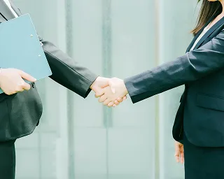 創業支援サービスのイメージ：ビジネスパートナーとの握手